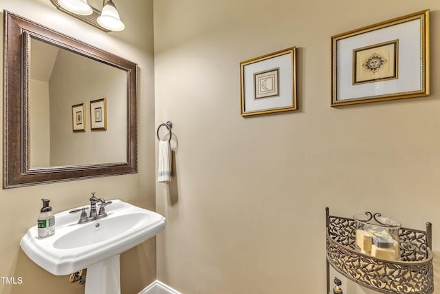 bathroom featuring a sink and baseboards