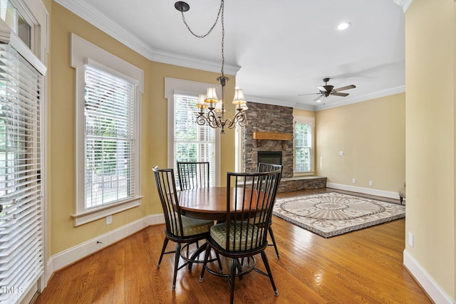 dining area with wood finished floors, healthy amount of natural light, ornamental molding, baseboards, and recessed lighting