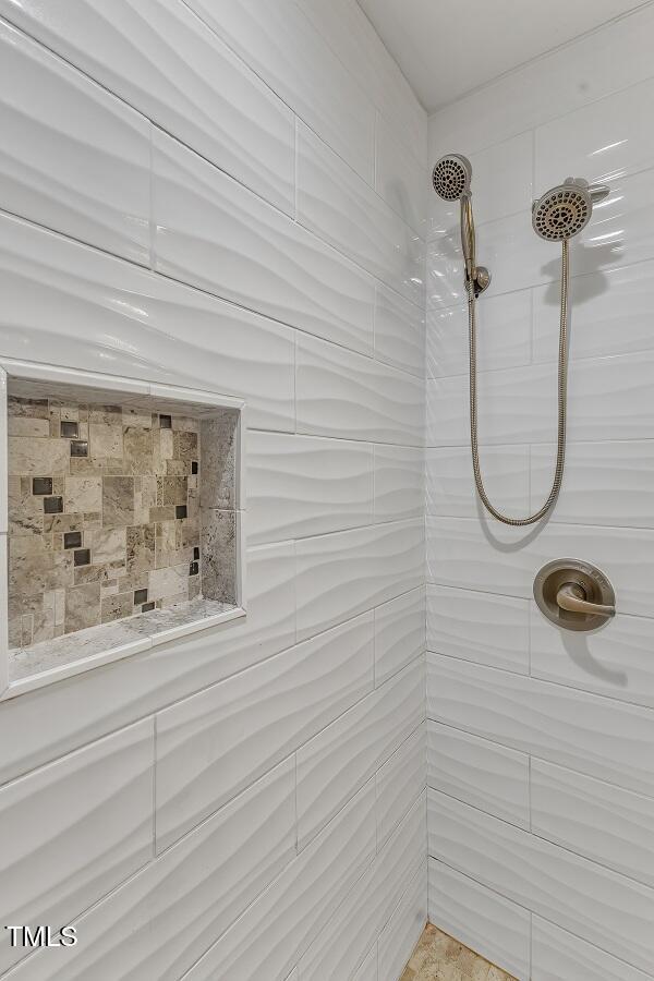 full bathroom featuring tiled shower