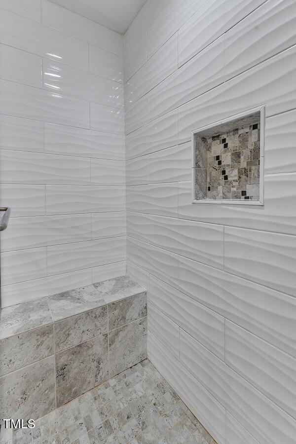 bathroom featuring a tile shower