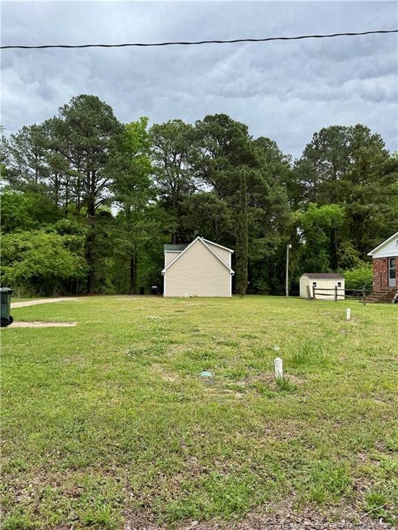 view of yard with an outdoor structure and a storage shed