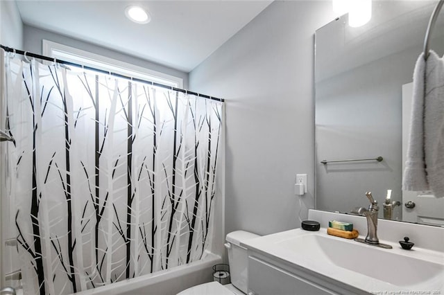 full bath featuring toilet, shower / bathtub combination with curtain, vanity, and recessed lighting