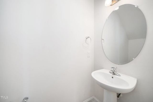 bathroom featuring a sink