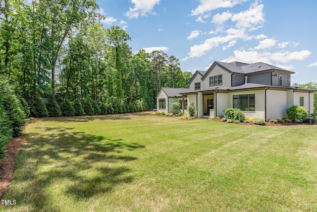 view of front facade featuring a front lawn and a shingled roof