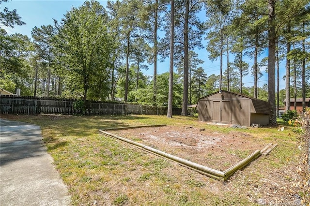 view of yard featuring a shed and an outbuilding