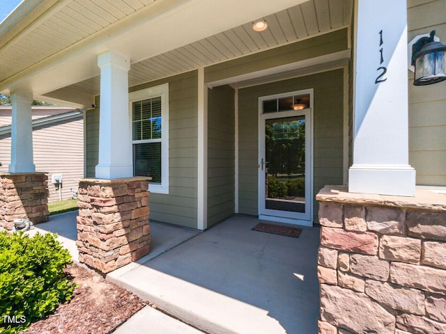 entrance to property featuring a porch