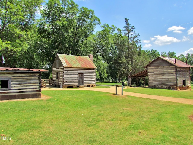 view of grassy yard with an outbuilding