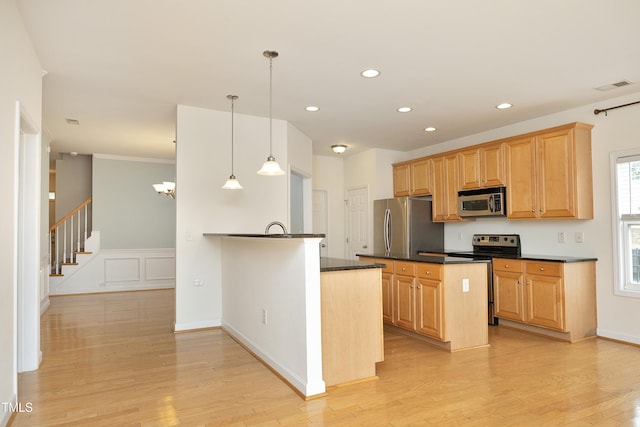 kitchen with appliances with stainless steel finishes, dark countertops, light wood finished floors, recessed lighting, and decorative light fixtures