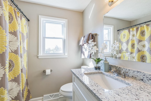 full bath with toilet, baseboards, vanity, and curtained shower