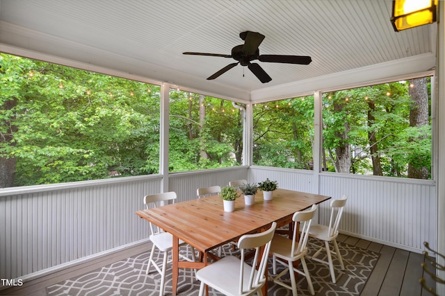 sunroom featuring a ceiling fan