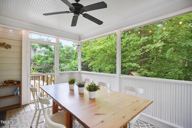 sunroom / solarium featuring a ceiling fan