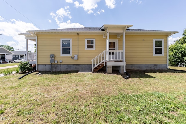 view of front facade featuring a front lawn