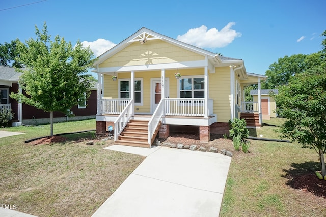 view of front of property featuring covered porch and a front yard