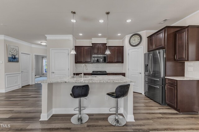 kitchen featuring stainless steel appliances, crown molding, a sink, dark brown cabinets, and dark wood-type flooring