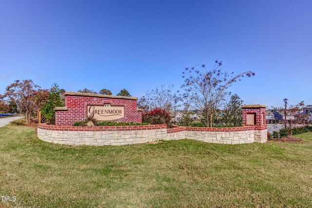 community sign with a lawn