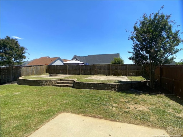 view of yard featuring a patio
