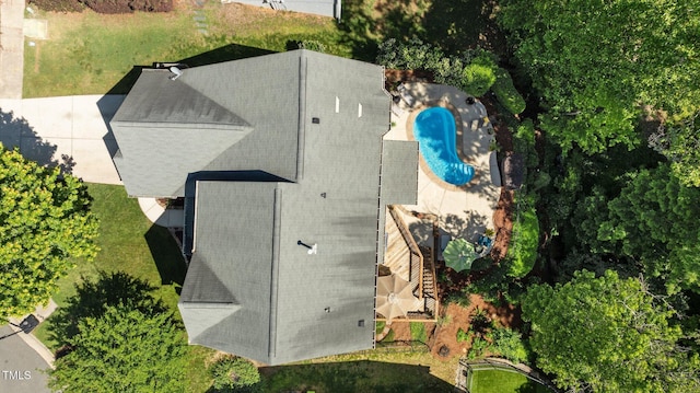 drone / aerial view of a pool