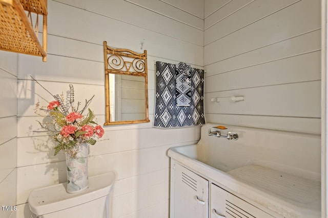 bathroom with toilet and vanity