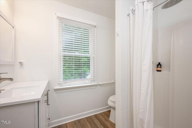 bathroom featuring wood finished floors, vanity, toilet, baseboards, and a shower with shower curtain