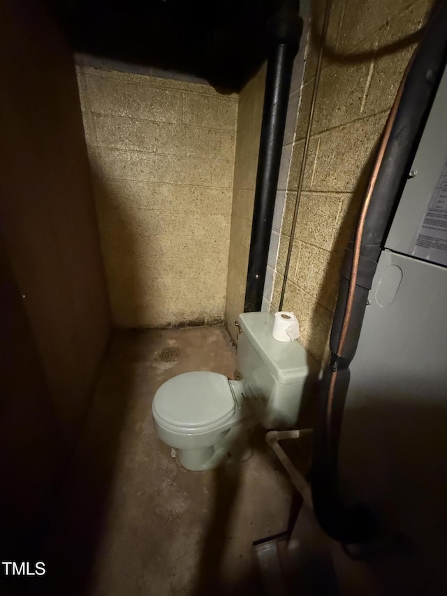 420 Rodwell St, Warrenton, NC 27589 - bathroom featuring concrete block wall and toilet