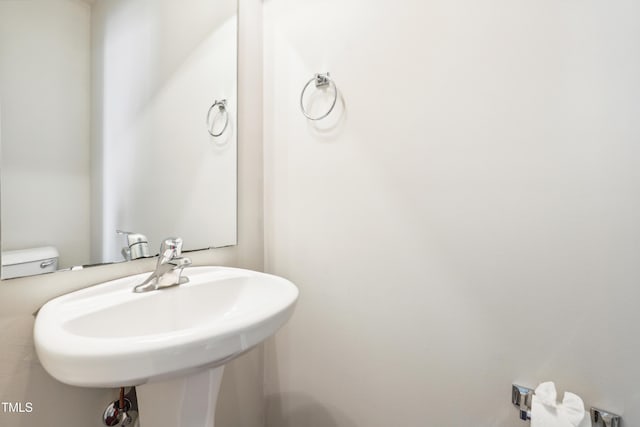 bathroom featuring a sink