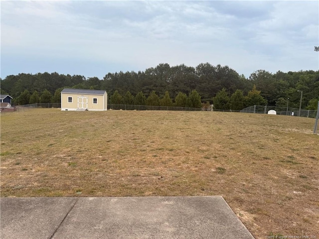 view of yard featuring a view of trees and an outbuilding
