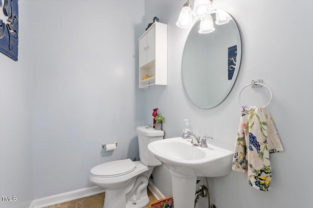 151 Donnibrook Run, Fuquay Varina, NC 27526 - bathroom featuring a chandelier, toilet, and baseboards