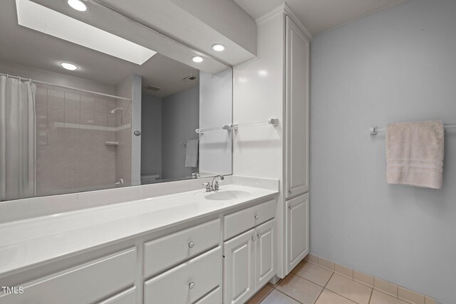 full bath featuring tile patterned flooring, vanity, a shower with shower curtain, recessed lighting, and toilet