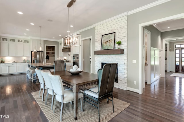 dining space with dark wood-style floors, crown molding, recessed lighting, a chandelier, and baseboards