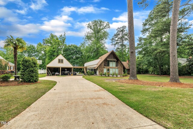 view of front of home featuring a front yard, driveway, and a carport