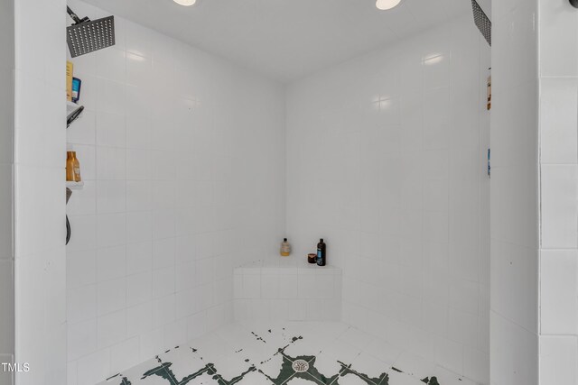 full bath with tiled shower