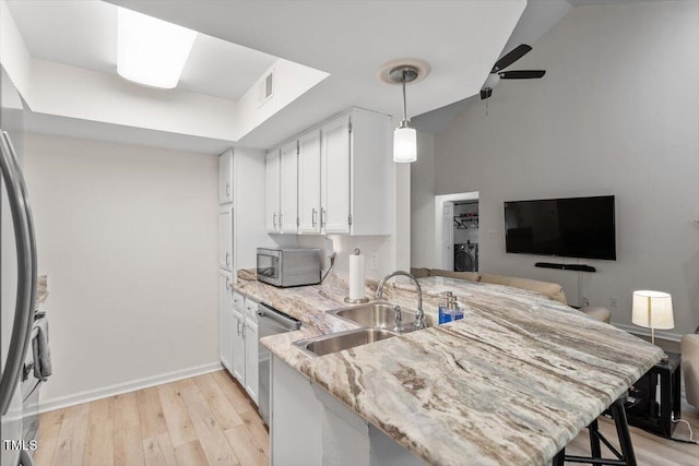 111 Killam Ct Unit 2A, Cary, NC 27513 - kitchen featuring a sink, stainless steel appliances, a peninsula, and light wood-style floors