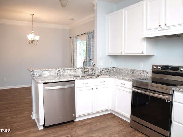 kitchen featuring stainless steel appliances, under cabinet range hood, a sink, a peninsula, and ornamental molding