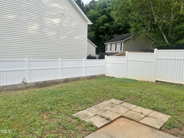 view of yard featuring a patio area