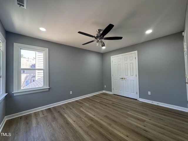 unfurnished bedroom with dark wood-style floors, baseboards, recessed lighting, a closet, and ceiling fan