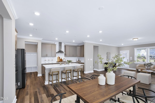 dining area featuring dark wood-style floors, crown molding, recessed lighting, and baseboards