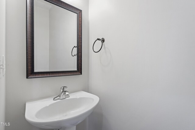 bathroom featuring a sink