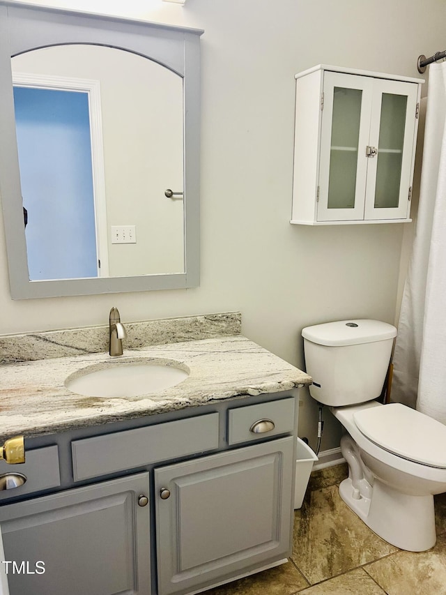 full bathroom featuring vanity, toilet, and baseboards