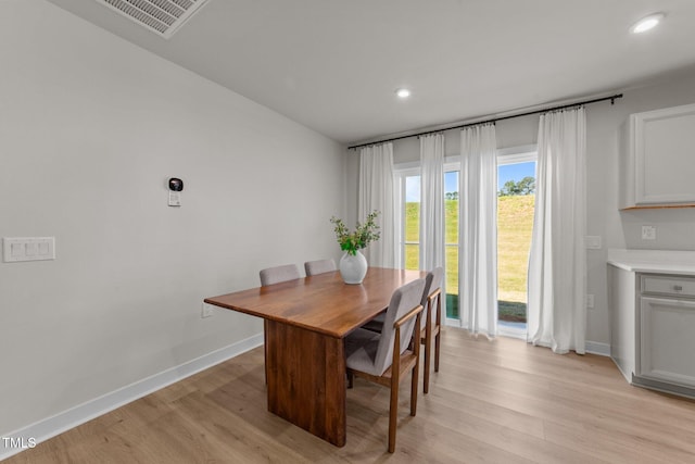 dining area featuring light wood-style floors, baseboards, and recessed lighting