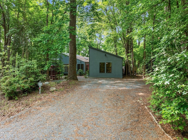 view of front facade featuring gravel driveway