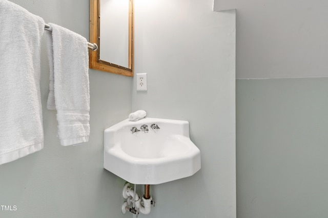 bathroom featuring a sink