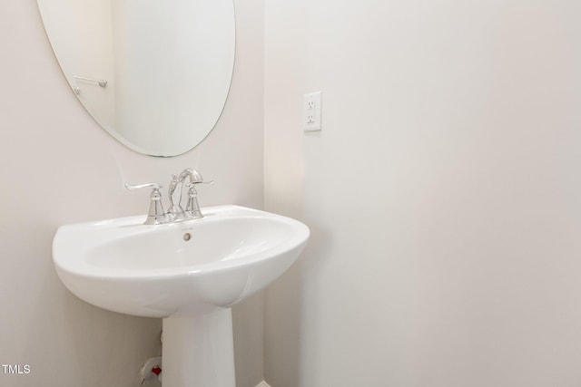 bathroom featuring a sink
