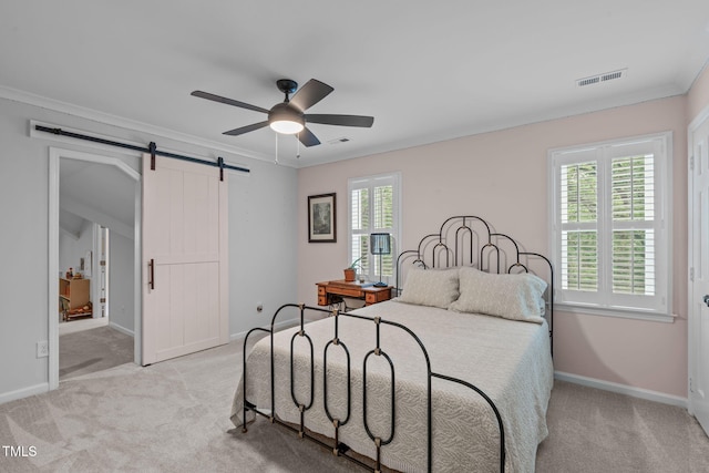 bedroom featuring light carpet, a barn door, crown molding, baseboards, and ceiling fan