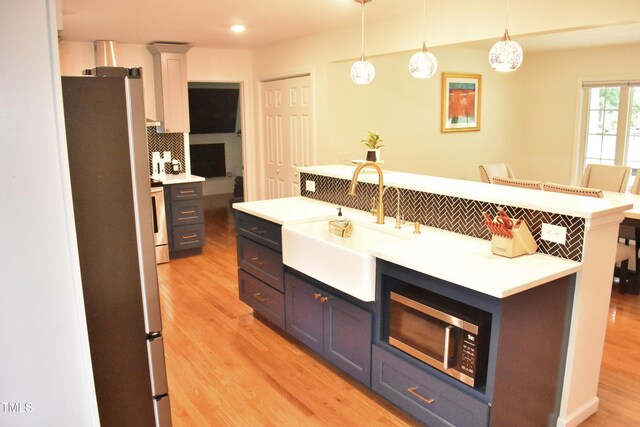 3141 Wagoner Ln Unit 09, Graham, NC 27253 - kitchen featuring stainless steel appliances, a sink, light wood-style flooring, light countertops, and recessed lighting
