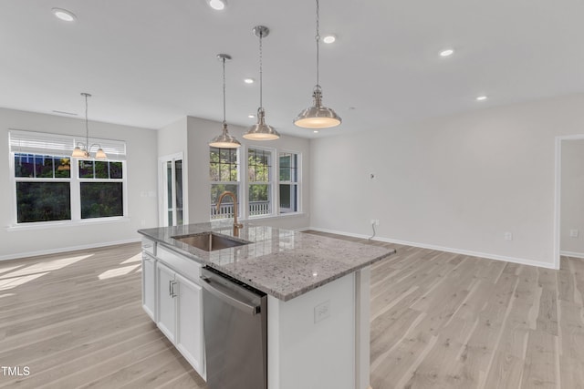 kitchen featuring stainless steel dishwasher, a sink, light wood-style floors, an island with sink, and recessed lighting