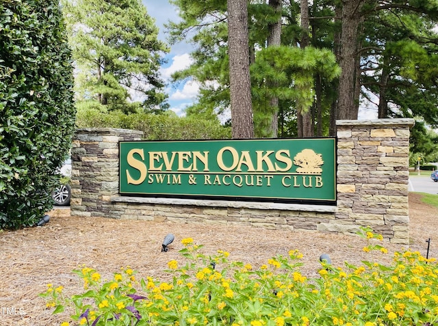 view of community / neighborhood sign