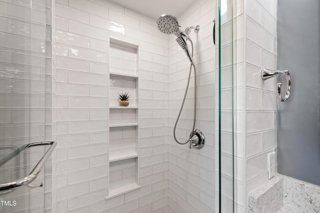 bathroom featuring tiled shower