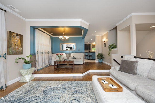 living room featuring wood finished floors, a chandelier, crown molding, baseboards, and recessed lighting