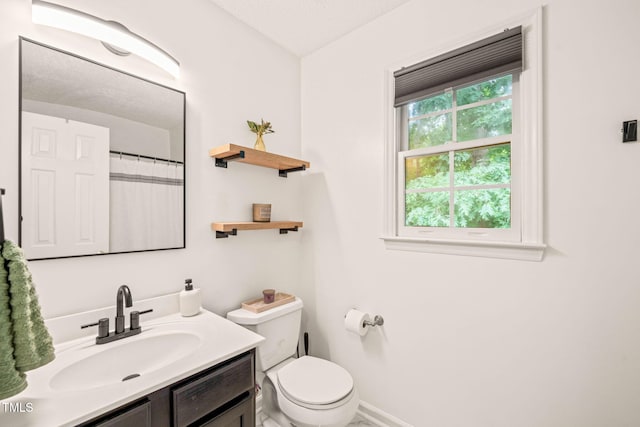 full bathroom featuring toilet, vanity, baseboards, and a shower with curtain