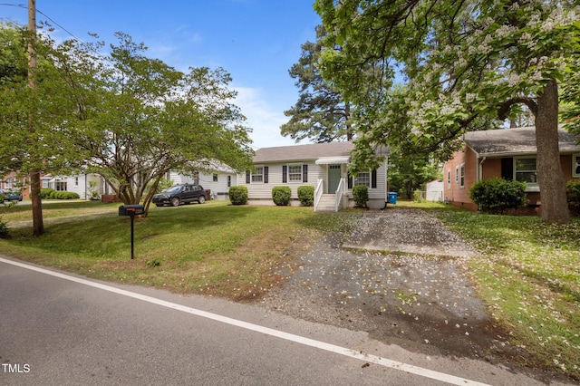 view of front of house featuring a front lawn and driveway